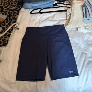 Alo yoga 7” high waist biker short in navy blue